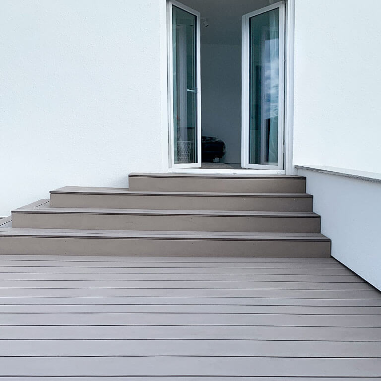 Treppenstufen und Terrasse mit grauen WPC Massivdielen