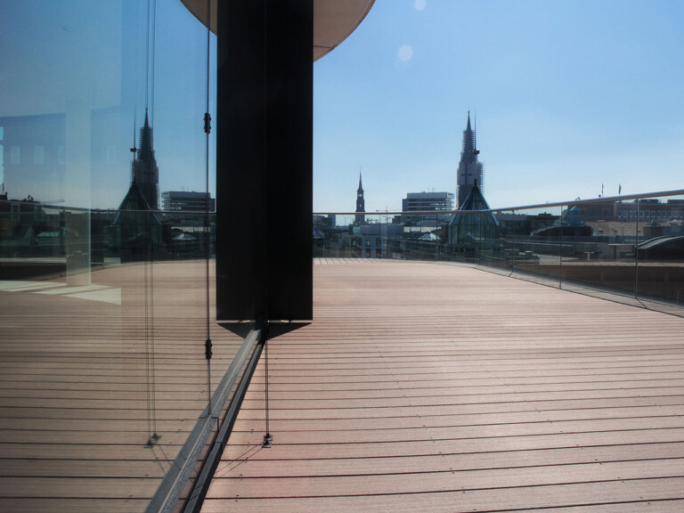 Blick von der Dachterrasse mit WPC Dielen über Hamburg