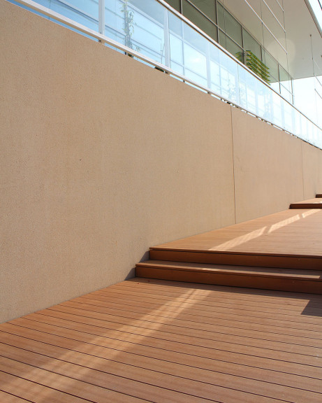 Holzoptik WPC Terrassendielen auf Terrasse mit Stufen