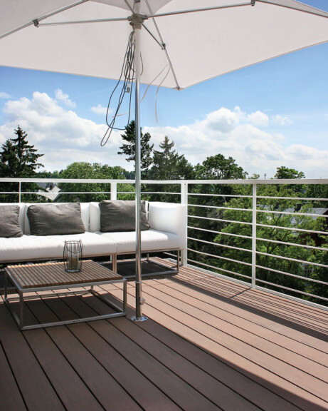 Balkon mit WPC Terrassenholz mit moderner Balkongestaltung