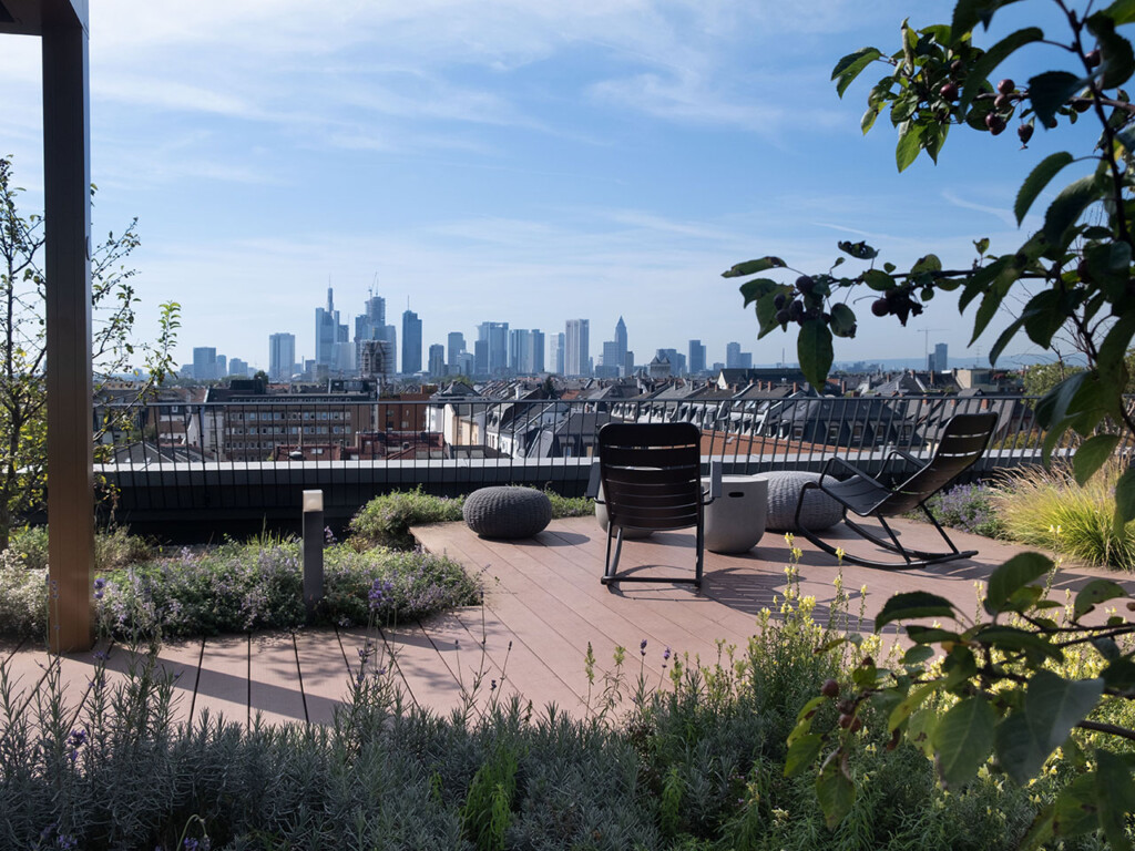 WPC Dachterrasse in Frankfurt mit dunkelbraunen Terrassendielen